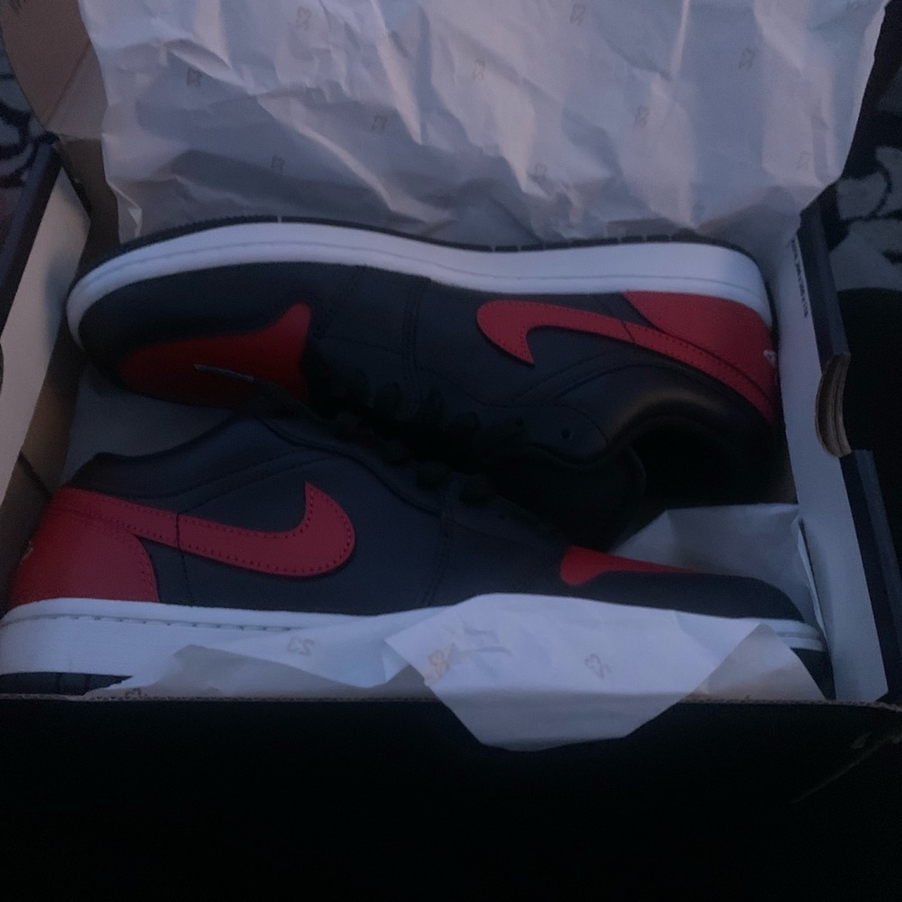 Nike Men's Black and Red Low-Top Sneakers